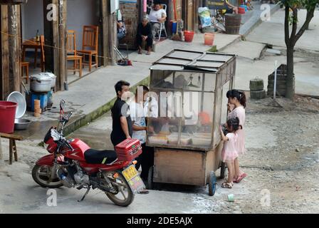 ZHAOXING DONG, CHINA - Juni 21, 2012: Street Hersteller heraus verkaufen Essen in der chinesischen Miao-minorität Dorf. Stockfoto