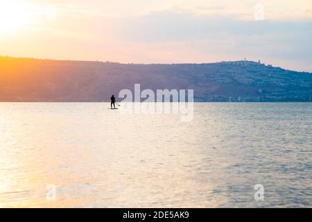 Sonnenuntergang über dem See von Galiläa und Golan Höhen. See Tiberias, Kinneret, Kinnereth. Hochwertige Fotos Stockfoto