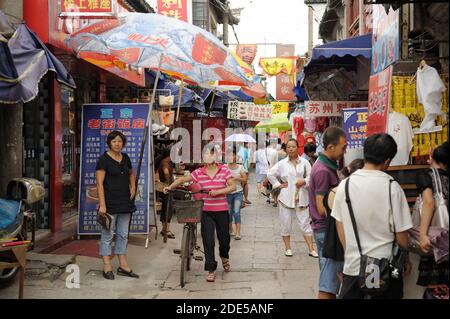 SUZHOU, CHINA - 25. JULI 2010: Fußgängerzone. "Venedig des Ostens, Suzhou ist die beliebteste Wasser Städte in der Nähe von Shanghai. Viele visi Stockfoto