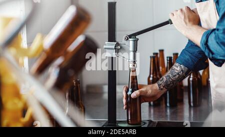 Lagerflaschen auf moderne Anlage, Biergeschäft, Getränkeproduktion und moderne Fabrik Stockfoto