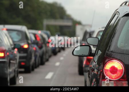 Autos im Stau auf der deutschen Autobahn Stockfoto