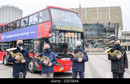 Leipzig, Deutschland. November 2020. Die Hornisten Simen Fegran (l-r), Jochen Pless, Clemens Röger und Bernhard Krug stehen vor dem Konzertbus des Gewandhauses. Mit Konzerten vom offenen Oberdeck des Doppeldeckerbusses will das Orchester des Gewandhauses Adventsstimmung trotz der koronaischen Verhältnisse verbreiten. An allen Sonntagen im Advent werden öffentliche Plätze und Altenheime besucht. Quelle: Jan Woitas/dpa-Zentralbild/dpa/Alamy Live News Stockfoto