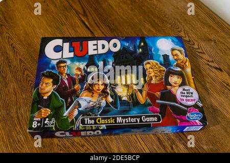 Durham, Großbritannien - 5. April 2020: Cluedo ist ein klassisches Krimi-Detektiv-Brettspiel, das zuerst von Waddington's hergestellt wurde, das sich derzeit im Besitz von Hasbro befindet. Krim Stockfoto