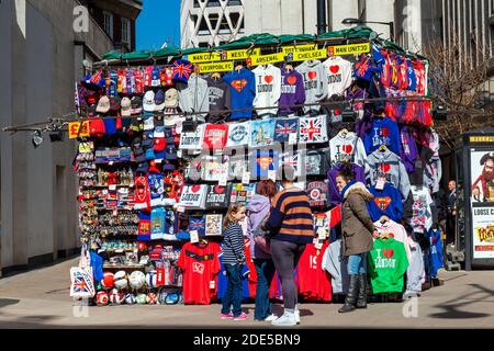 London, UK, April 1, 2012 : Touristen kaufen ein Souvenir-Geschenk an einem Straßenmarkt Stand verkauft Kleidung und Fußbälle, die beliebte Reise destinati aß Stockfoto