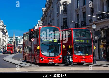 London, UK, 1. April 2012 : Neuer moderner Routemaster Doppeldecker-roter Bus in der New Oxford Street, der Teil der öffentlichen Verkehrsinfrastruktur der Stadt ist Stockfoto