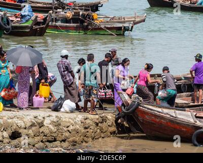 Passagiere, die mit der Fähre die Meerenge zwischen der Stadt Myeik und der Insel Pahtaw Pahtet im Süden Myanmars, Region Tanintharyi, überqueren. Der Pier i Stockfoto