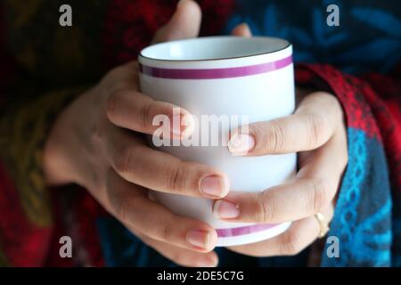 Nahaufnahme von Frauen Hand halten Kaffeebecher Stockfoto