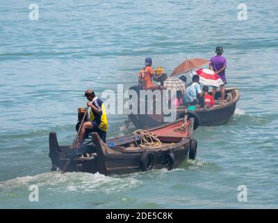 Passagierfähren, die die Meerenge zwischen der Stadt Myeik und der Insel Pahtaw Pahtet im Süden von Myanmar, Region Tanintharyi, überqueren. Der Pier in Myeik ist Stockfoto