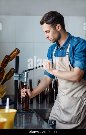 Technologische Linie für die Abfüllung von Bier in der Fabrik, kleine Unternehmen und Getränkeproduktion Stockfoto