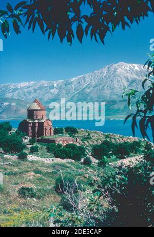 Kirche des Heiligen Kreuzes auf der Insel Aghtamar im Van-See, Ost-Türkei. Stockfoto