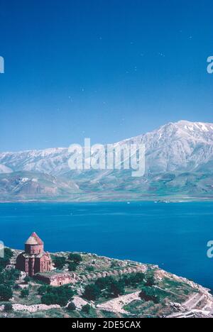 Kirche des Heiligen Kreuzes auf der Insel Aghtamar im Van-See, Ost-Türkei. Stockfoto