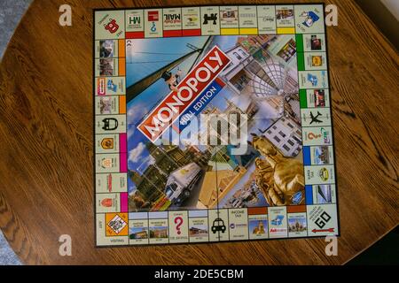 Hull, Großbritannien - 5. April 2020: Hull-Ausgabe von Monopoly, dem klassischen, schnell handelnden Brettspiel für Immobilien (Hasbro-Spiele). Finanz-, Banken-, Kauf-, Fi Stockfoto