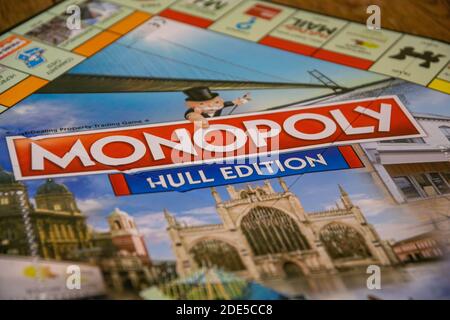 Hull, Großbritannien - 5. April 2020: Hull-Ausgabe von Monopoly, dem klassischen, schnell handelnden Brettspiel für Immobilien (Hasbro-Spiele). Finanz-, Banken-, Kauf-, Fi Stockfoto