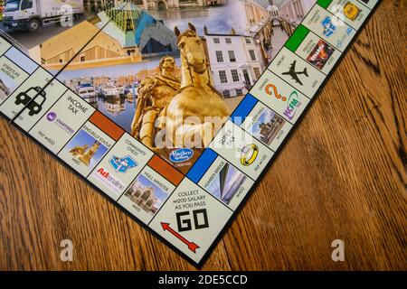 Hull, Großbritannien - 5. April 2020: Hull-Ausgabe von Monopoly, dem klassischen, schnell handelnden Brettspiel für Immobilien (Hasbro-Spiele). Finanz-, Banken-, Kauf-, Fi Stockfoto