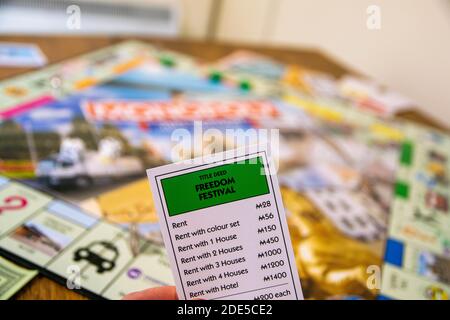 Hull, Großbritannien - 5. April 2020: Hull-Ausgabe von Monopoly, dem klassischen, schnell handelnden Brettspiel für Immobilien (Hasbro-Spiele). Finanz-, Banken-, Kauf-, Fi Stockfoto