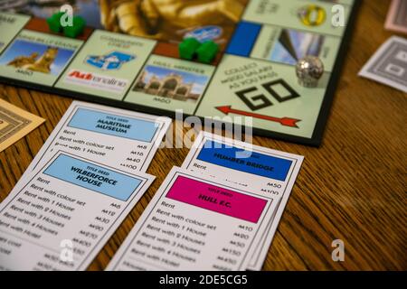 Hull, Großbritannien - 5. April 2020: Hull-Ausgabe von Monopoly, dem klassischen, schnell handelnden Brettspiel für Immobilien (Hasbro-Spiele). Finanz-, Banken-, Kauf-, Fi Stockfoto