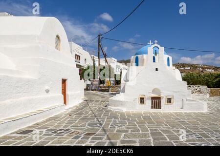 IOS, Griechenland - 20. September 2020: Kleine griechische Kapelle am Hauptplatz der Stadt Chora auf der Insel iOS. Kykladen, Griechenland Stockfoto