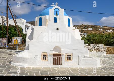 IOS, Griechenland - 20. September 2020: Kleine griechische Kapelle am Hauptplatz der Stadt Chora auf der Insel iOS. Kykladen, Griechenland Stockfoto