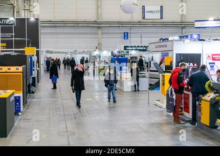 Kiew, Ukraine November 25 2020. Industrieausstellung während einer Pandemie. Menschen in der Ausstellung tragen medizinische Masken. Ausstellung und soziale Stockfoto