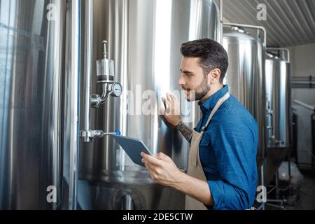 Eigentümer der Brauereibetrieb Kessel und Management in der Fabrik Stockfoto