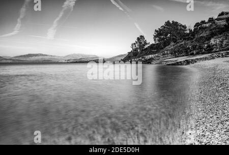 Griechenland Küste, ruhiges Wasser, Felsen, mediterrane Landschaften, Ionisches Meer, Blick von Kassiopi - einer griechischen Stadt auf der Insel Korfu. Bnw Stockfoto