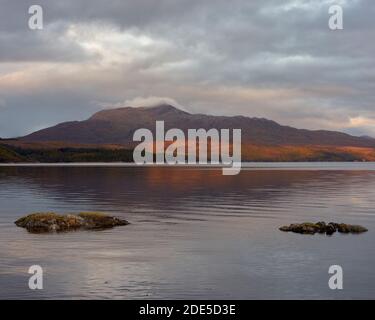 Beinn Resipole spiegelt sich in Loch Sunart, Lochaber, Highland, Schottland. Stockfoto