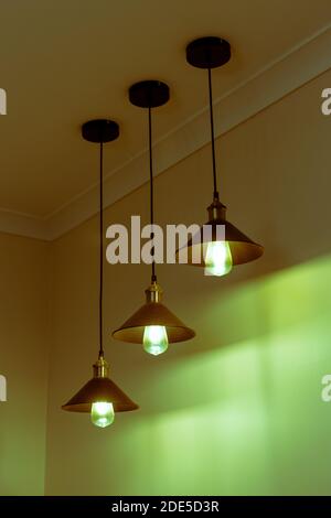 Drei Lampen mit klassischen Glühlampen mit warmem Licht Stockfoto