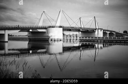 Brücke über den Fluss „Tote Weichsel“ (polnisch: Martwa Wisla) in Sobieszewo / Polen. Schwarzweiß-Foto. Stockfoto