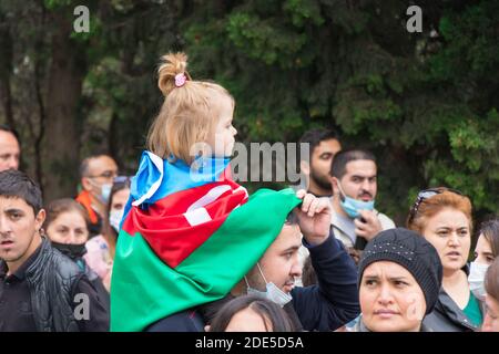 Kind, das mit seinem Vater an der Feier teilnimmt. Baku - Aserbaidschan: 10. November 2020. Stockfoto