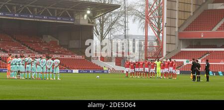 City Ground, Nottinghamshire, Midlands, Großbritannien. November 2020. English Football League Championship Football, Nottingham Forest versus Swansea City; Nottingham Forest und Swansea City AFC-Spieler zusammen mit Spielfunktionären stehen vor dem Anstoß still, um dem argentinischen Spieler Diego Maradona, der am 25. November 2020 starb, ihre Achtung zu erweisen.Kredit: Action Plus Sports/Alamy Live News Stockfoto