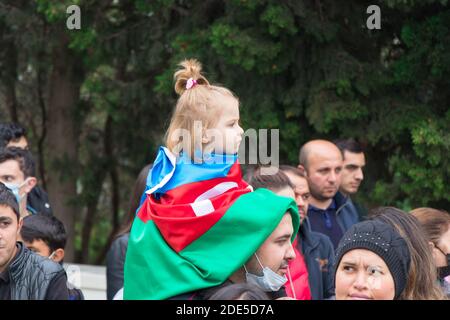 Kind, das mit seinem Vater an der Feier teilnimmt. Baku - Aserbaidschan: 10. November 2020. Stockfoto