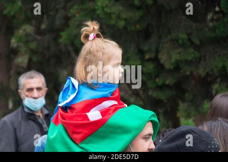 Kind, das mit seinem Vater an der Feier teilnimmt. Baku - Aserbaidschan: 10. November 2020. Stockfoto