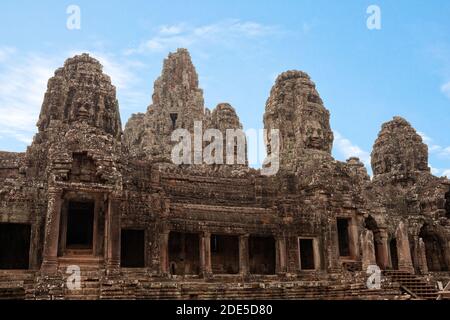 Steinwände auf den Türmen des Bayon-Tempels, Angkor Thom, Kambodscha Stockfoto