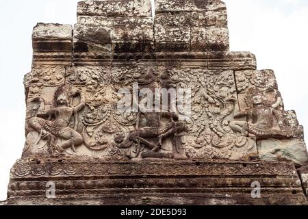 Bas-Relief Skulptur mit tanzendem Apsara auf dem Turm des Prasat Bayon Tempels, Angkor Thom, Kambodscha Stockfoto
