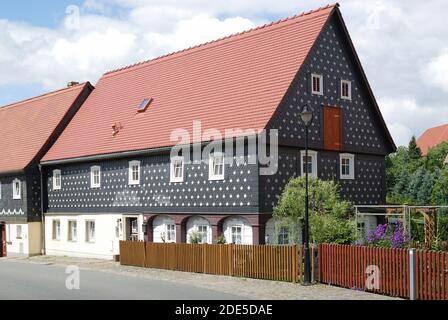 Fachwerkhaus im traditionellen Baustil der Oberlausitz in der Gemeinde Obercunnersdorf in Ostsachsen - Deutschland. Stockfoto