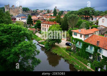 Clisson Dorf mit dem Schloss im Sevre Nantaise Fluss, Nantes, Loire Atlantique, Frankreich. Stockfoto