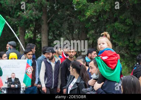 Kind, das mit seinem Vater an der Feier teilnimmt. Baku - Aserbaidschan: 10. November 2020. Stockfoto