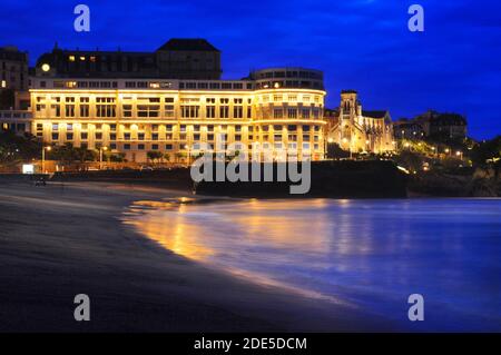 Biarritz Beach oder Grande Plage und Hotel du Palais Baskenland Pyrénées Atlantiques Department, Aquitanien, Frankreich Stockfoto