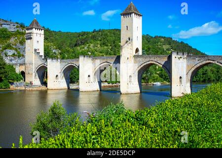 14. Jahrhundert Le Ponte Valentre, mittelalterliche Brücke und Fluss Lot in Cahors Midi-Pyrenees Frankreich Stockfoto