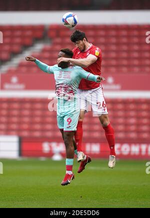 Scott McKenna von Nottingham Forest und Jamal Lowe von Swansea City (links) kämpfen während des Sky Bet Championship-Spiels am City Ground in Nottingham um den Ball. Stockfoto