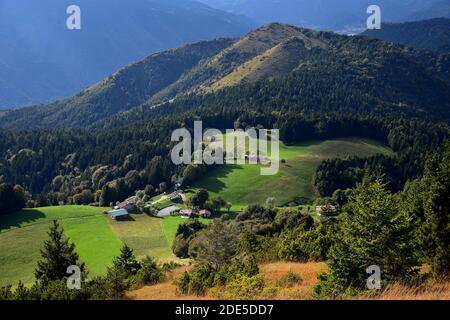 Blick vom Monte Colombina auf die kleine Kirche San Fermo und ein paar Häuser, San Fermo Hügel, Bossico, Bergamo, Lombardei, Italien. In Der Nähe Des Iseo-Sees. Stockfoto