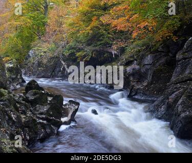 Eine Kaskade auf dem Fluss Lyon, Glen Lyon, Perth und Kinross, Schottland, im Herbst Stockfoto