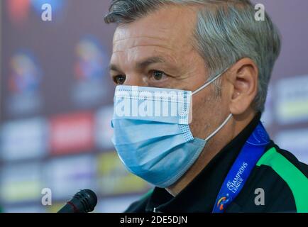 Doha, Katar. November 2020. Bruno Genesio, Cheftrainer des FC Peking, nimmt an der Pressekonferenz im Vorfeld des Gruppe-E-Spiels zwischen dem FC Peking China und dem FC Seoul Südkorea bei der AFC Champions League 2020 in Doha, der Hauptstadt von Katar, am 29. November 2020 Teil. Quelle: Nikku/Xinhua/Alamy Live News Stockfoto