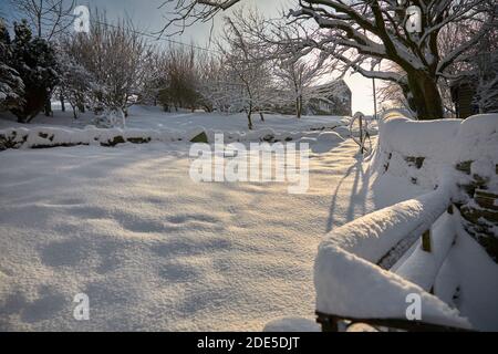 Februar und ein starker Schneefall bedeckt das Land um die Yorkshire Dales Kleinbetrieb Stockfoto