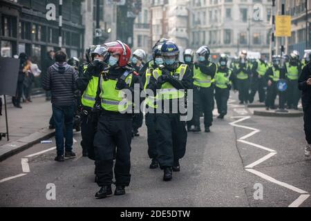 Riot Police verhaftete über 150 Demonstranten in der Oxford Street während Anti-Lockdown-Demonstrationen in der Hauptstadt London, England, Großbritannien Stockfoto