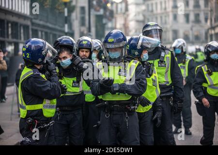 Riot Police verhaftete über 150 Demonstranten in der Oxford Street während Anti-Lockdown-Demonstrationen in der Hauptstadt London, England, Großbritannien Stockfoto