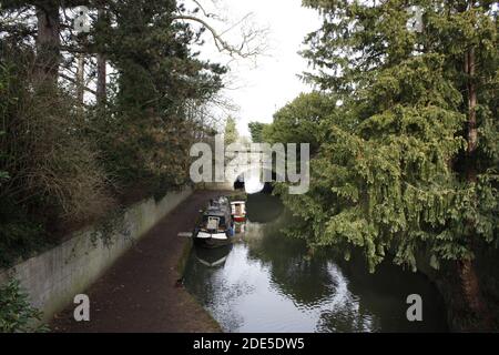 Kanalboote liegen auf einem Abschnitt des Kennet- und Avon-Kanals in Bath, Großbritannien Stockfoto