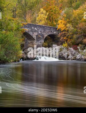 Die Brücke von Balgie über den Fluss Lyon, Glen Lyon, Perth und Kinross, Schottland. Stockfoto