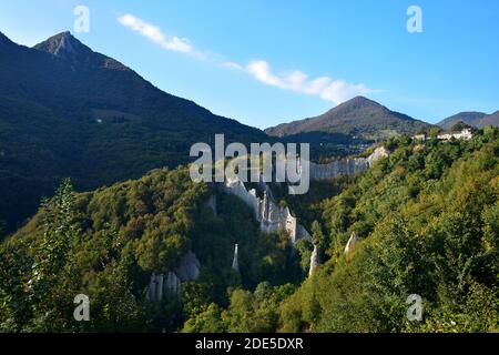 Die Pyramiden von Zone in der Abendsonne. In Der Nähe Des Iseo-Sees. Brescia, Lombardei, Italien. Stockfoto