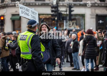 Riot Police verhaftete über 150 Demonstranten in der Oxford Street während Anti-Lockdown-Demonstrationen in der Hauptstadt London, England, Großbritannien Stockfoto